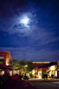 Old Pasadena courtyard at night. Photo by Jesse Viray.